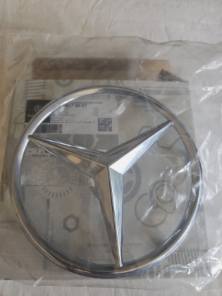 ORIGINALUS FIRMINIS MERCEDES PRIEKINIS ŽENKLAS Į GROTELES